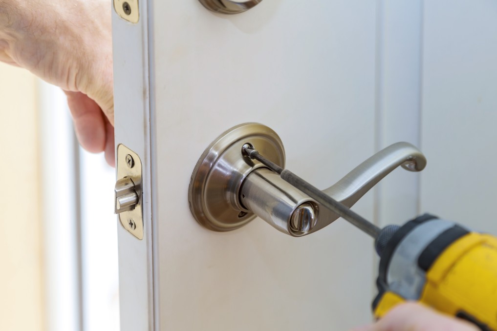 handyman-repair-the-door-lock-in-the-workers-hands-installing-new-door-locker_t20_joekYz (1) lock installation service